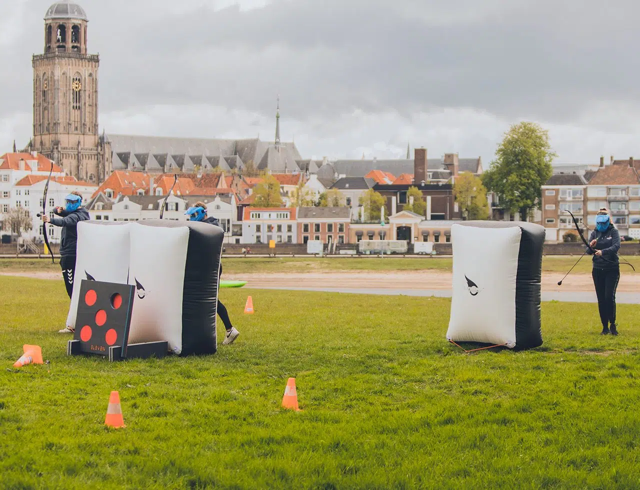 Archery Tag Deventer Meadow bedrijfsuitje op locatie archery tag Deventer Achterhoek op locatie groepsuitje teamuitje vriendenuitje