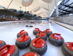 bedrijfsuitje teamuitje vriendenuitje curling deventer ijsbaan